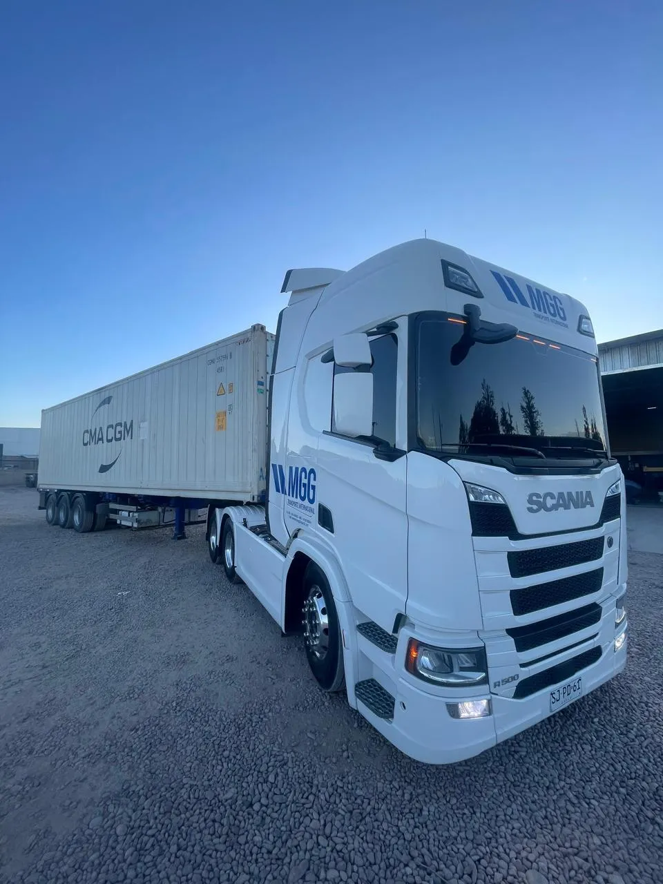 Scania blanco con contenedor visto en contrapicado